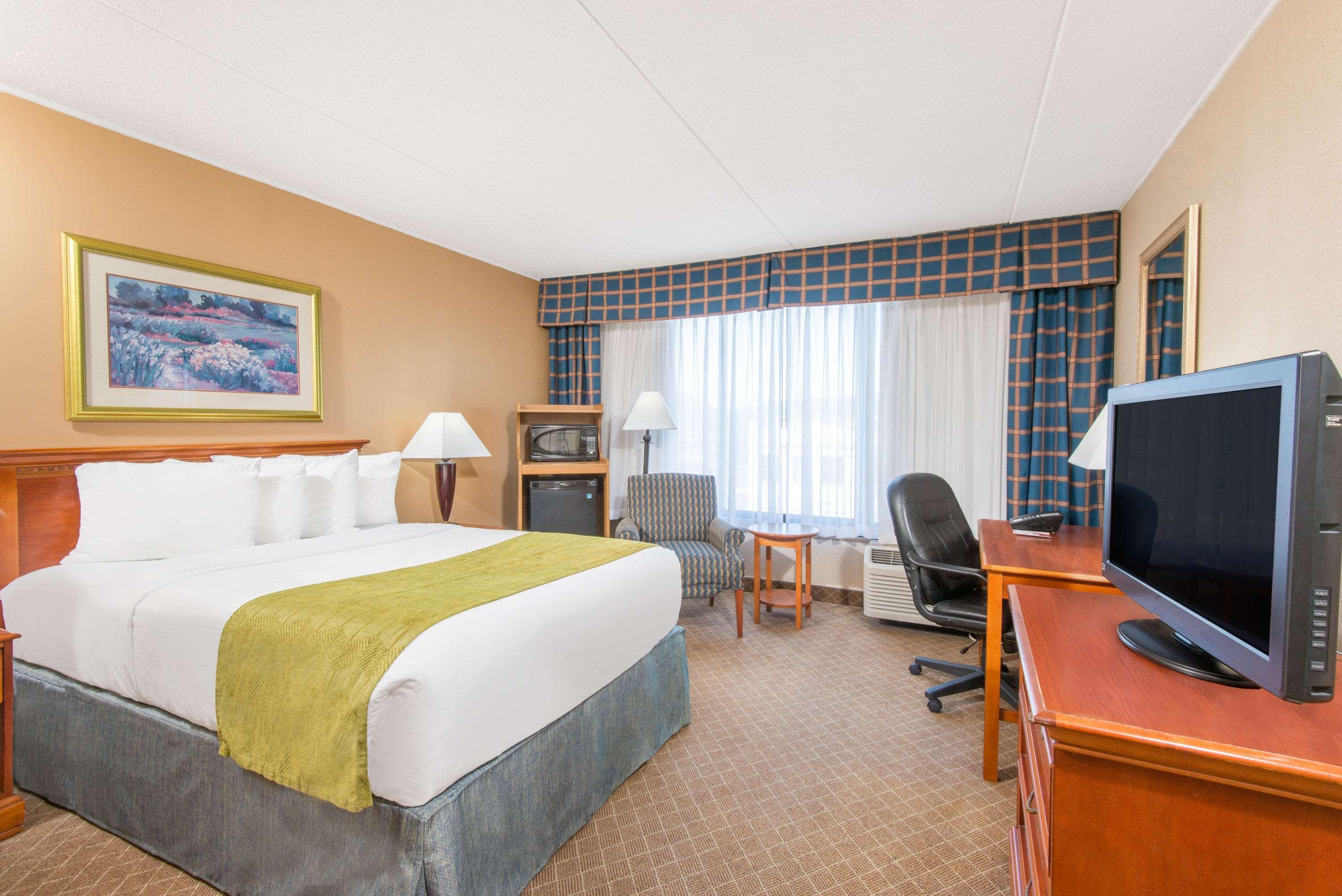 Hotel Ramada By Wyndham Cumberland Downtown Exterior foto