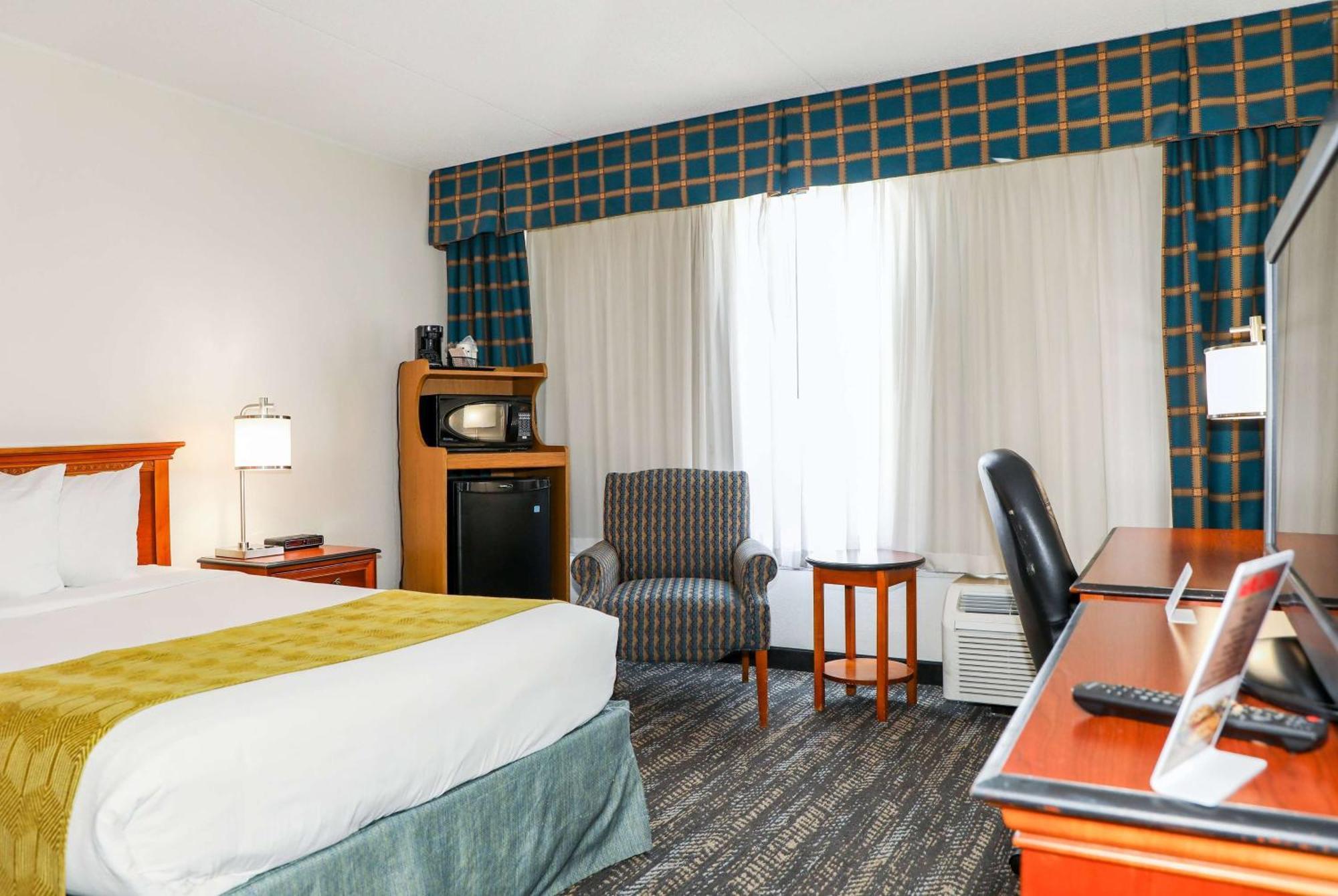 Hotel Ramada By Wyndham Cumberland Downtown Exterior foto