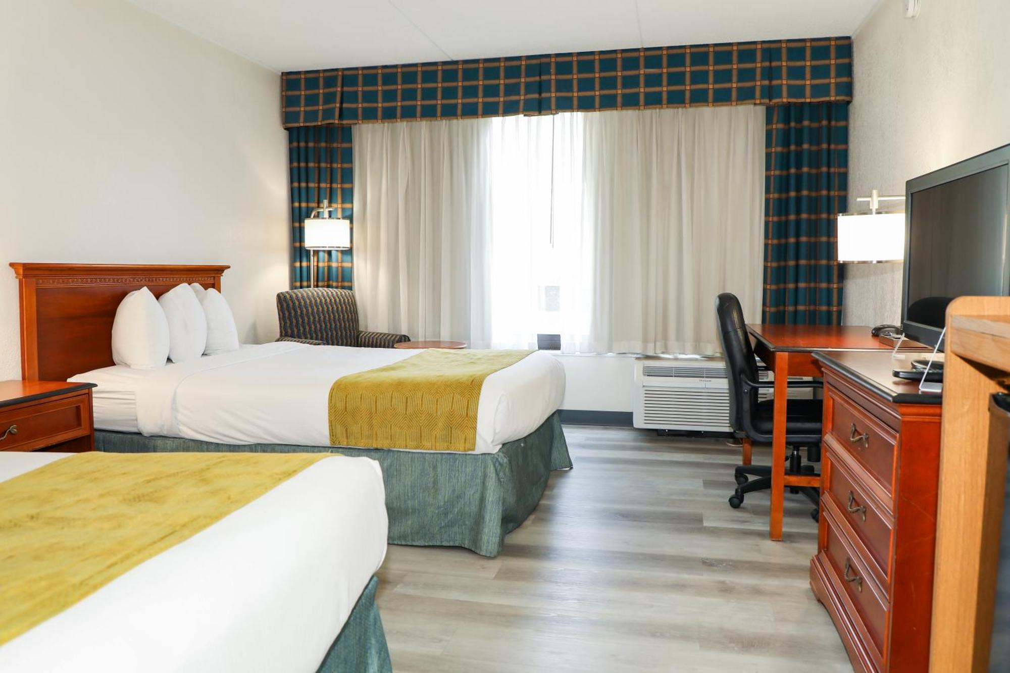 Hotel Ramada By Wyndham Cumberland Downtown Exterior foto