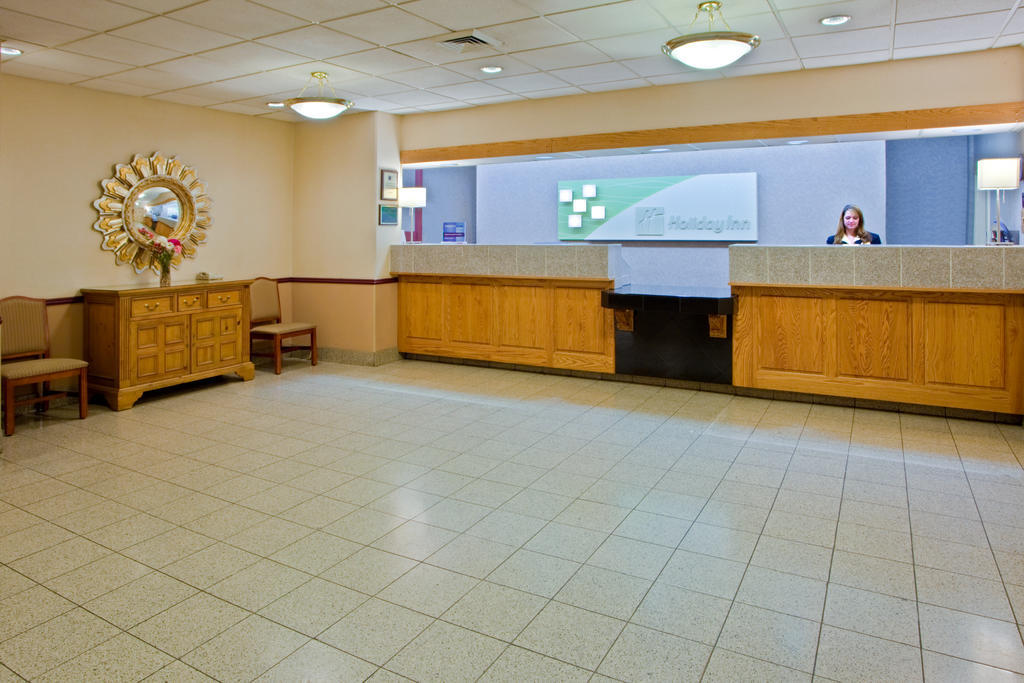Hotel Ramada By Wyndham Cumberland Downtown Interior foto